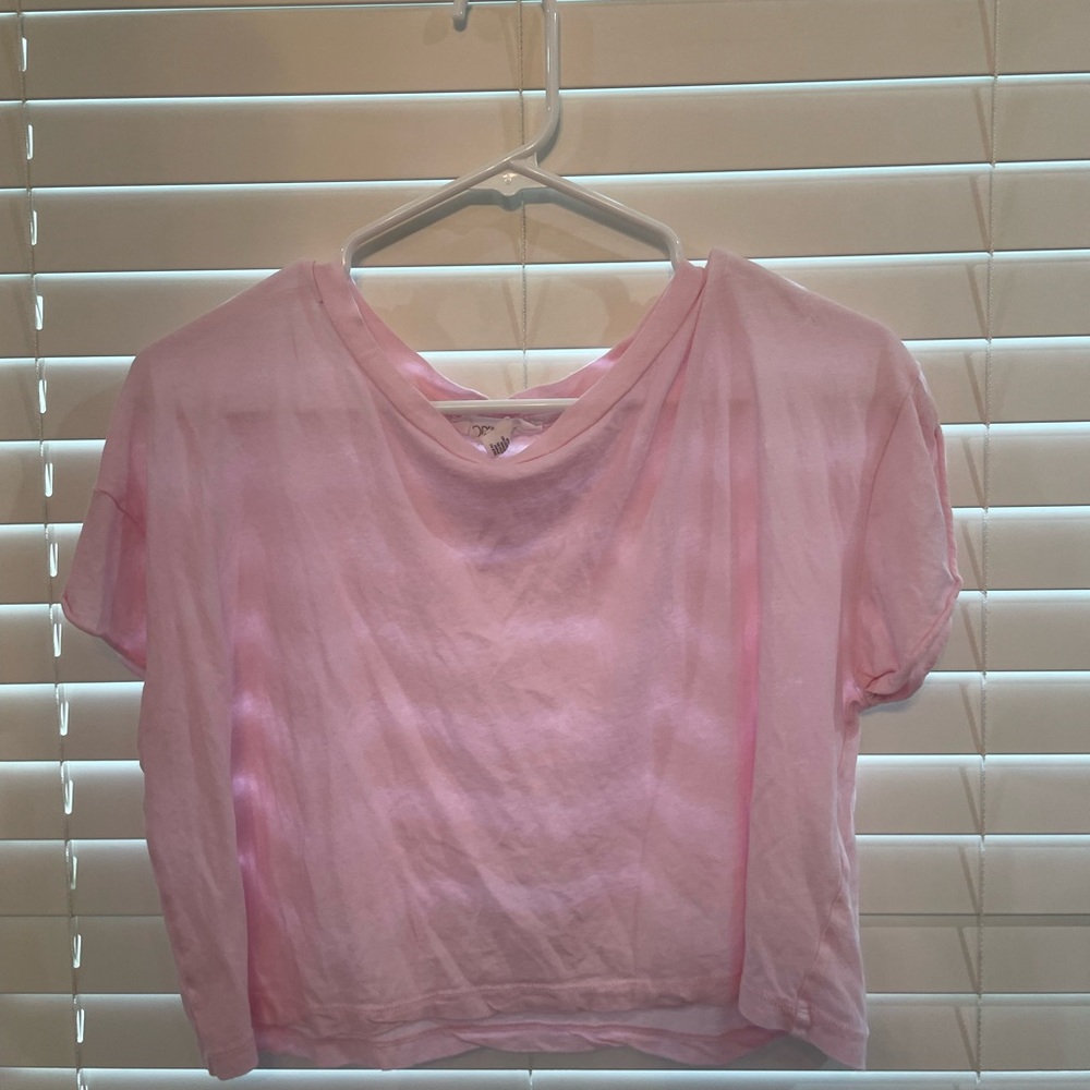 cropped light pink shirt
